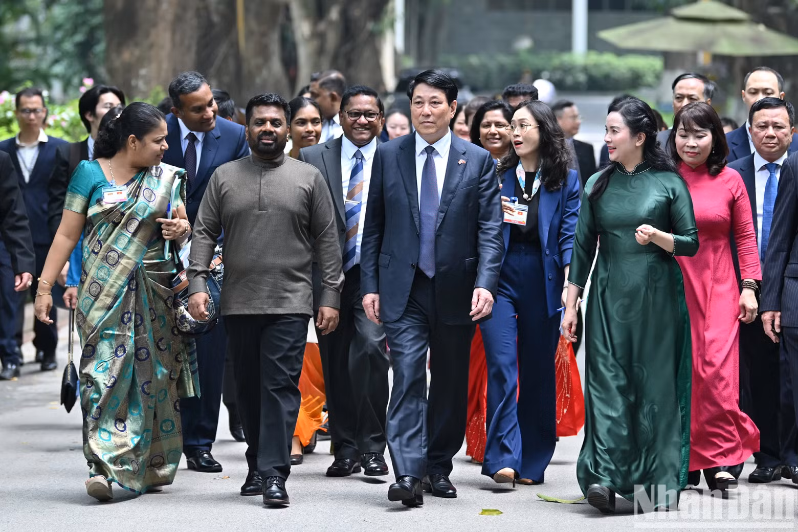 President Luong Cuong and President Anura Kumara Dissanayaka, along with delegates, continue their visit around the Ho Chi Minh Relic Site within the palace grounds.