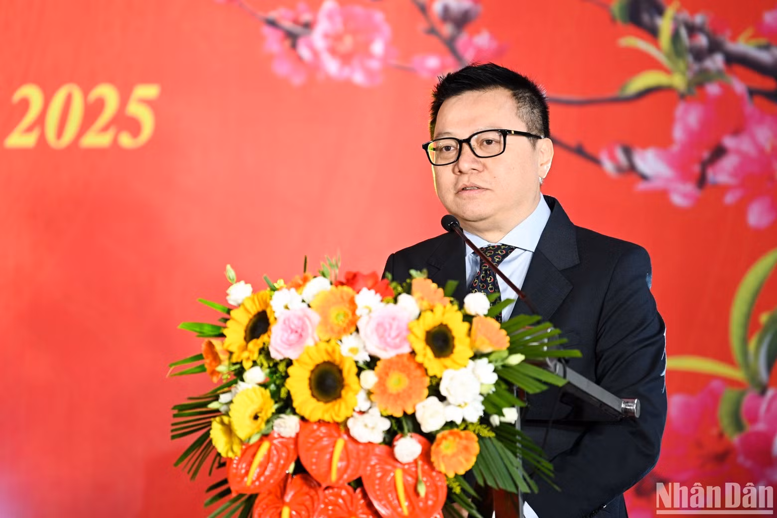 Nhan Dan Newspaper Editor-in-Chief Le Quoc Minh speaks at the event.