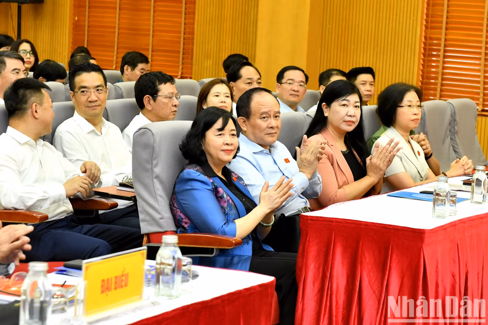 Hanoi leaders, other delegates and voters at the meeting.