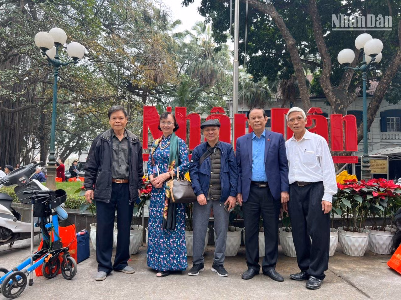 Doan Kim Khuc, former Head of the Organisation and Personnel Department, posed for a photo with veteran journalists of Nhan Dan on the occasion of the 72nd anniversary of the newspaper's first issue in 2023.