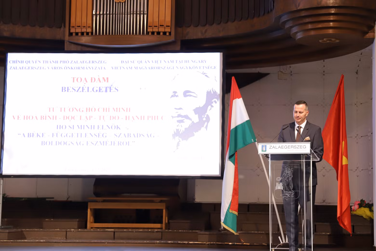 Mayor of Zalaegerszeg Zoltán Balaicz speaks at the seminar. (Photo: Embassy of Viet Nam in Hungary)