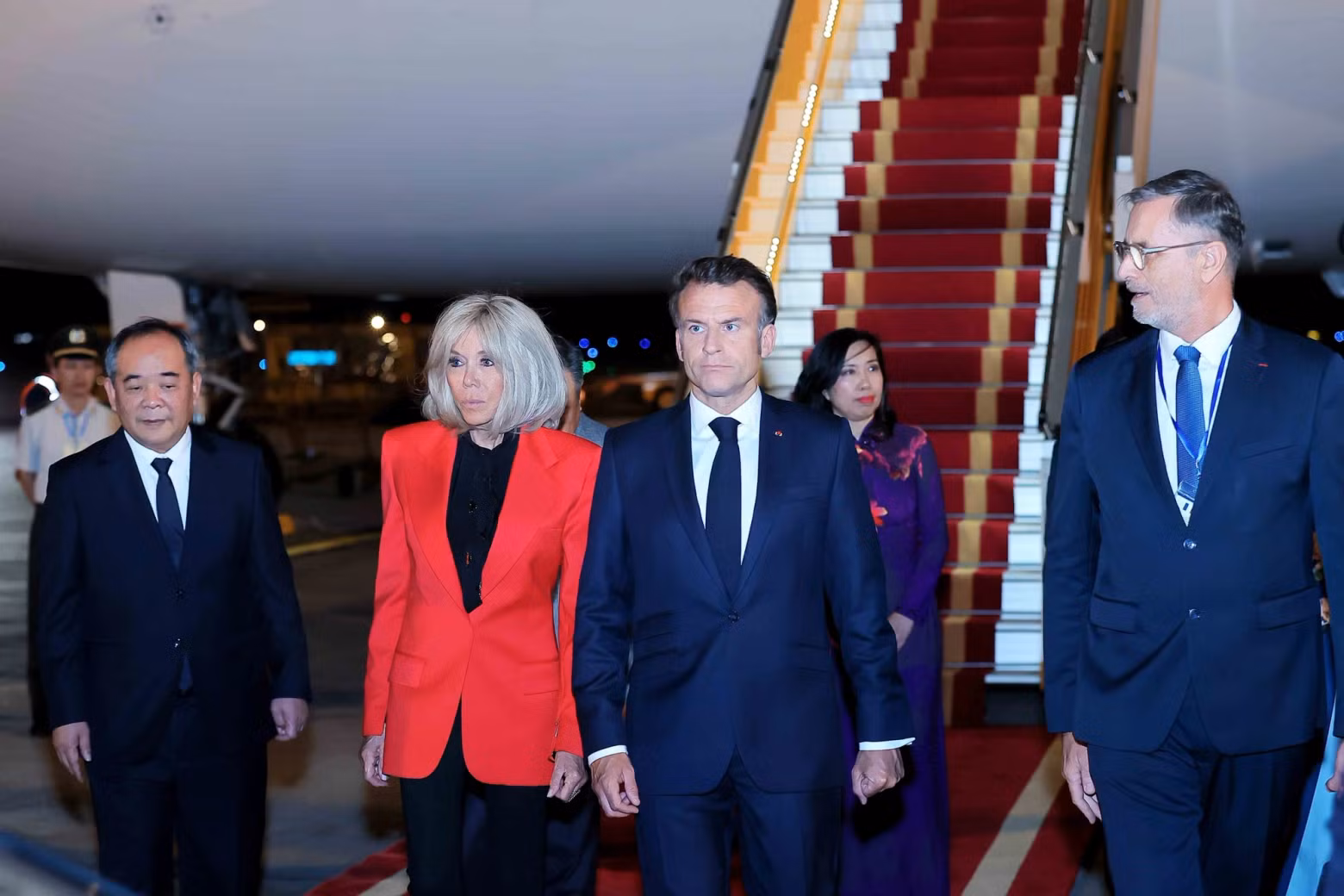 French President Emmanuel Macron and his spouse arrive in Ha Noi, begining their State visit to Viet Nam. (Photo: VNA)