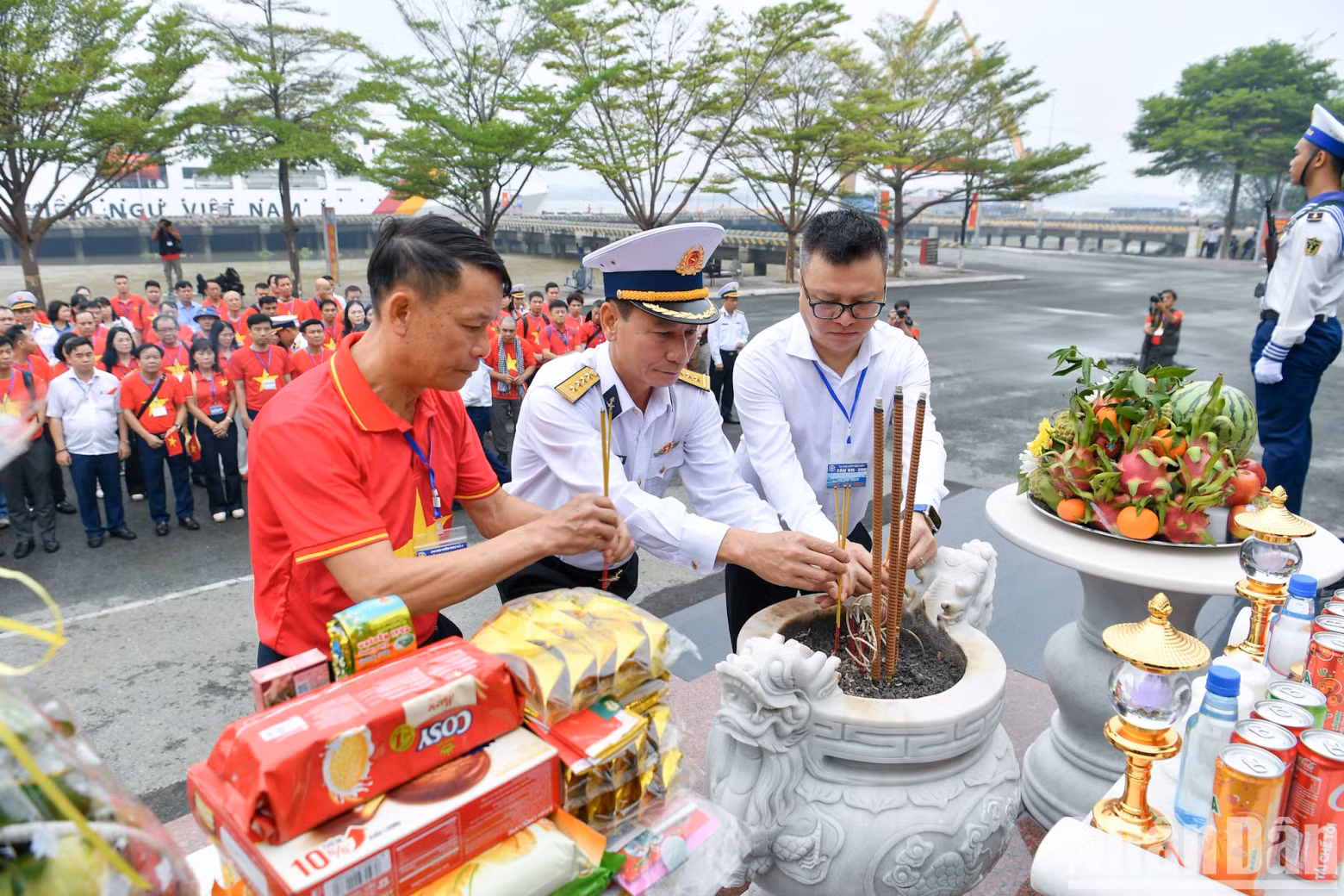 Colonel Do Hong Duyen, Deputy Political Commissar of Naval Region 2 and Head of the Delegation (centre), joins other delegates in offering incense at the monument.