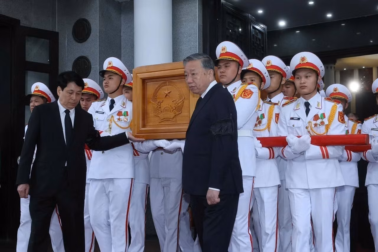 Party General Secretary To Lam and President Luong Cuong transfer the coffin of former President Tran Duc Luong. (Photo: VNA)