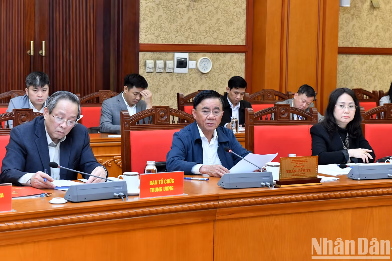 Politburo member and Permanent member of the Secretariat Tran Cam Tu chairs the briefing session with Party committees, offices, and several central agencies.