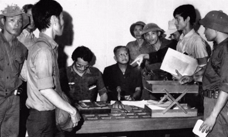 President of the Republic of Vietnam Duong Van Minh and his cabinet appeared at the Saigon Radio Station to announce an unconditional surrender, marking the end of the Vietnam war at noon on April 30, 1975. (File Photo: VNA)