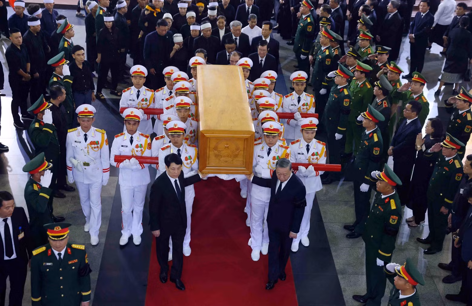 Party and State leaders transfer the coffin of former President Tran Duc Luong. (Photo: VNA)