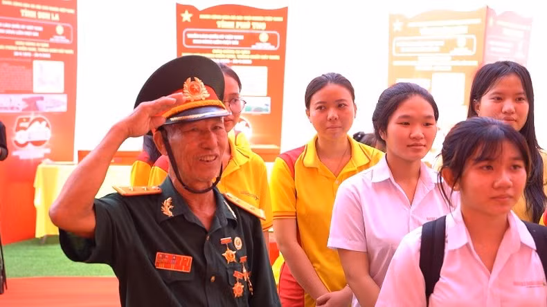 Tran The Dung, a former Saigon Special Forces soldier attends the exhibition.