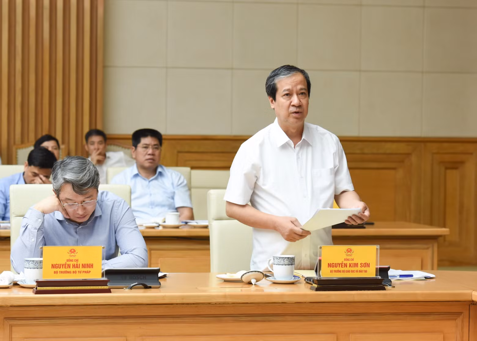 Minister of Education and Training Nguyen Kim Son speaks at the meeting.