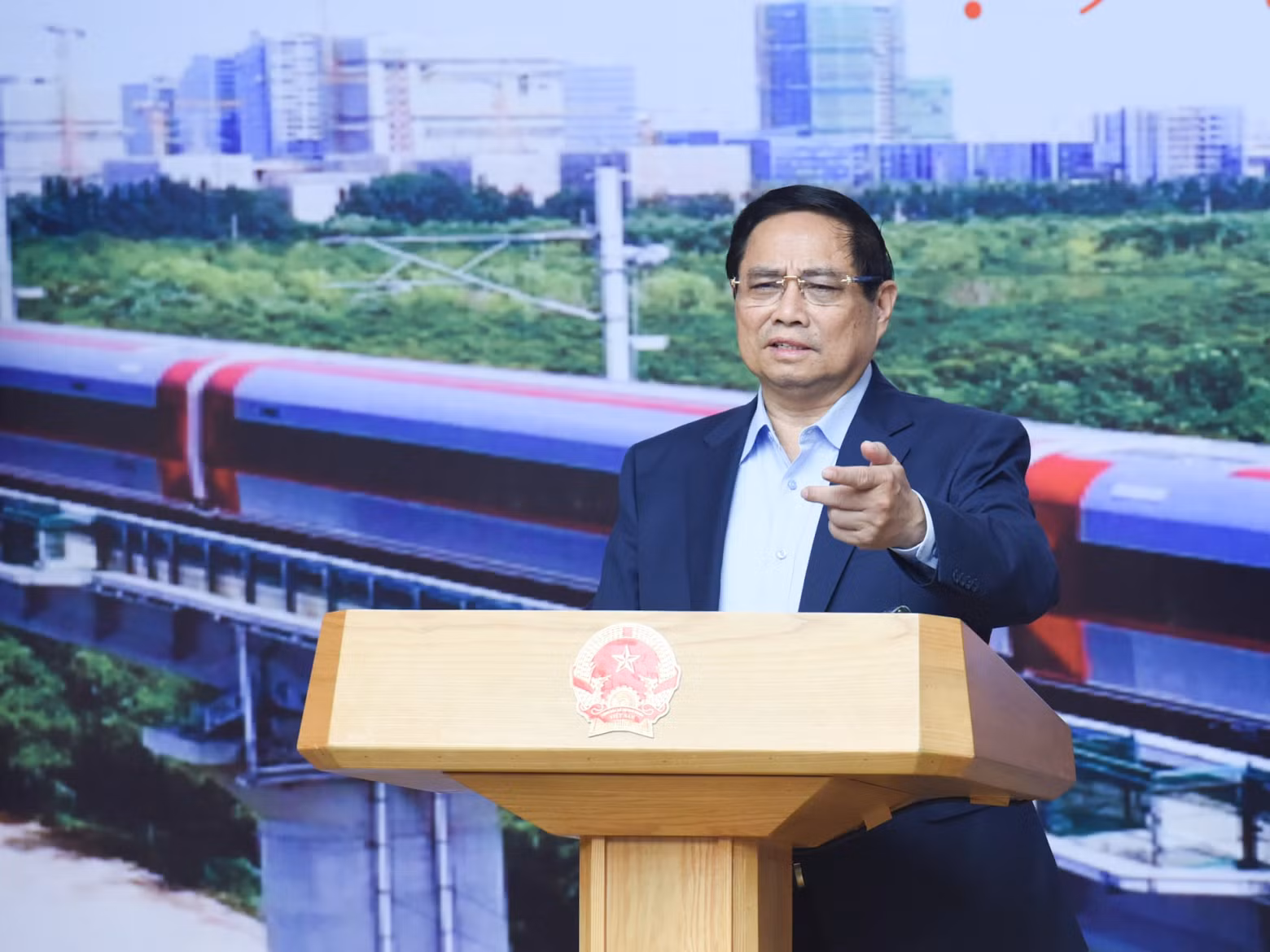 Prime Minister Pham Minh Chinh delivers a directive speech at the meeting.