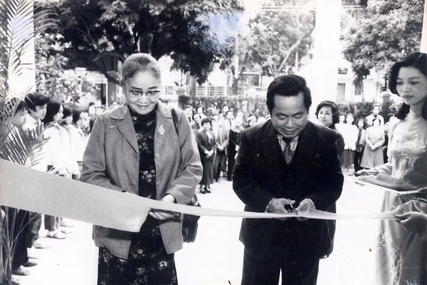Vice Chairwoman of the Council of Ministers and President of the Vietnam Women’s Union Nguyen Thi Dinh and Minister of Culture and Information Tran Van Phac, cut the ribbon for the opening of the exhibition entitled “President Ho Chi Minh with the cause of women's liberation” on March 8, 1990. (File photo / Vietnam Women's Museum)