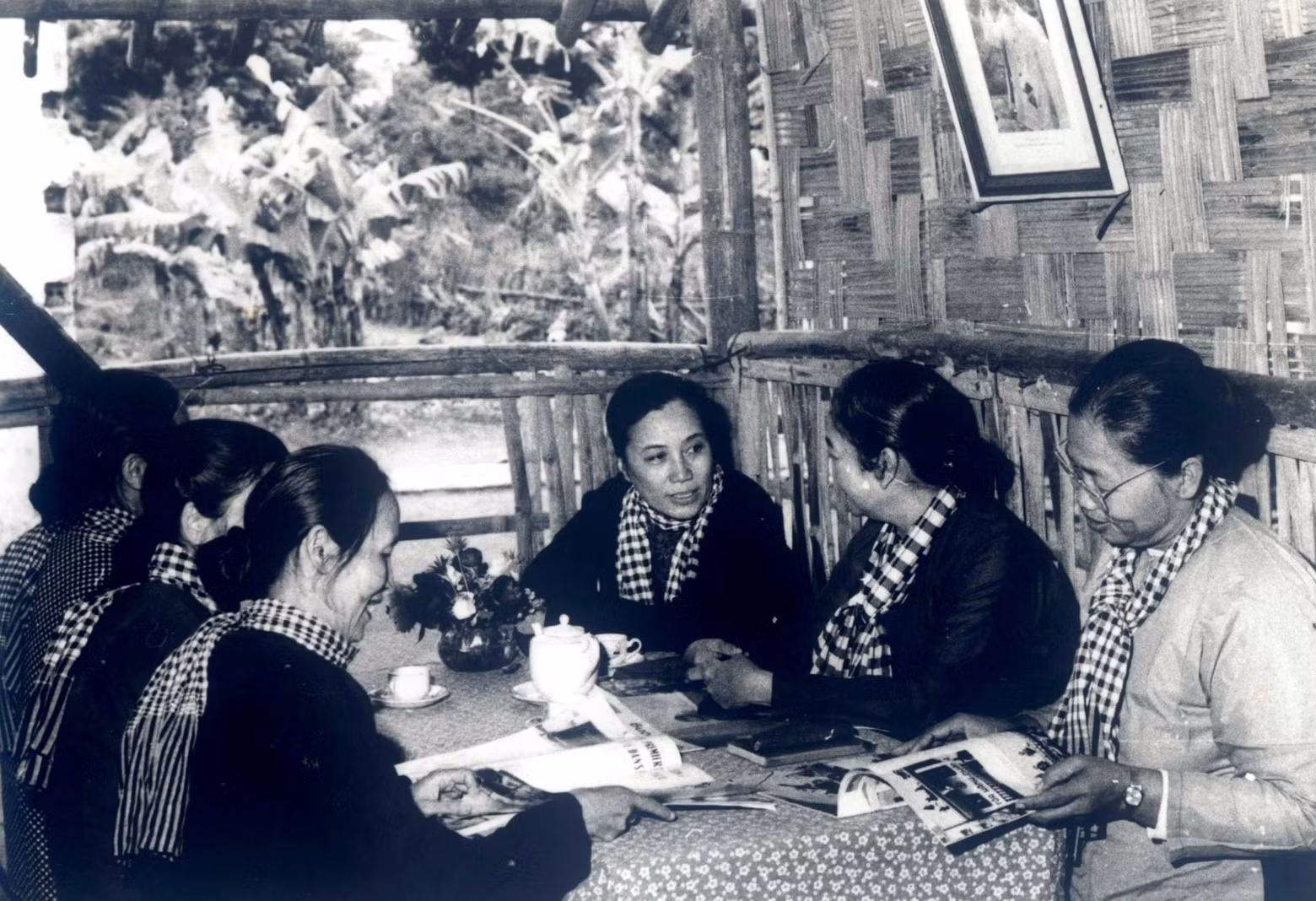 Nguyen Thi Dinh talks with her comrades in the Southeastern war zone, in 1973. (File photo / Vietnam Women's Museum)