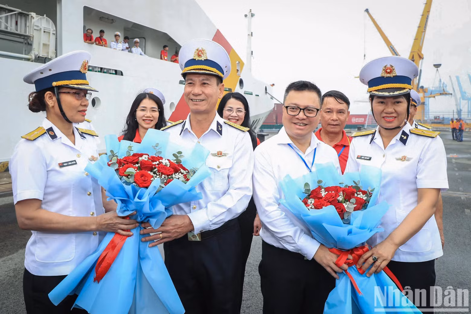 Colonel Do Hong Duyen and journalist Le Quoc Minh receive fresh bouquets from Brigade 125 before departure.