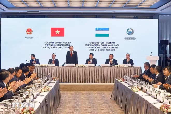 At the Vietnam - Uzbekistan business dialogue (Photo: VNA)