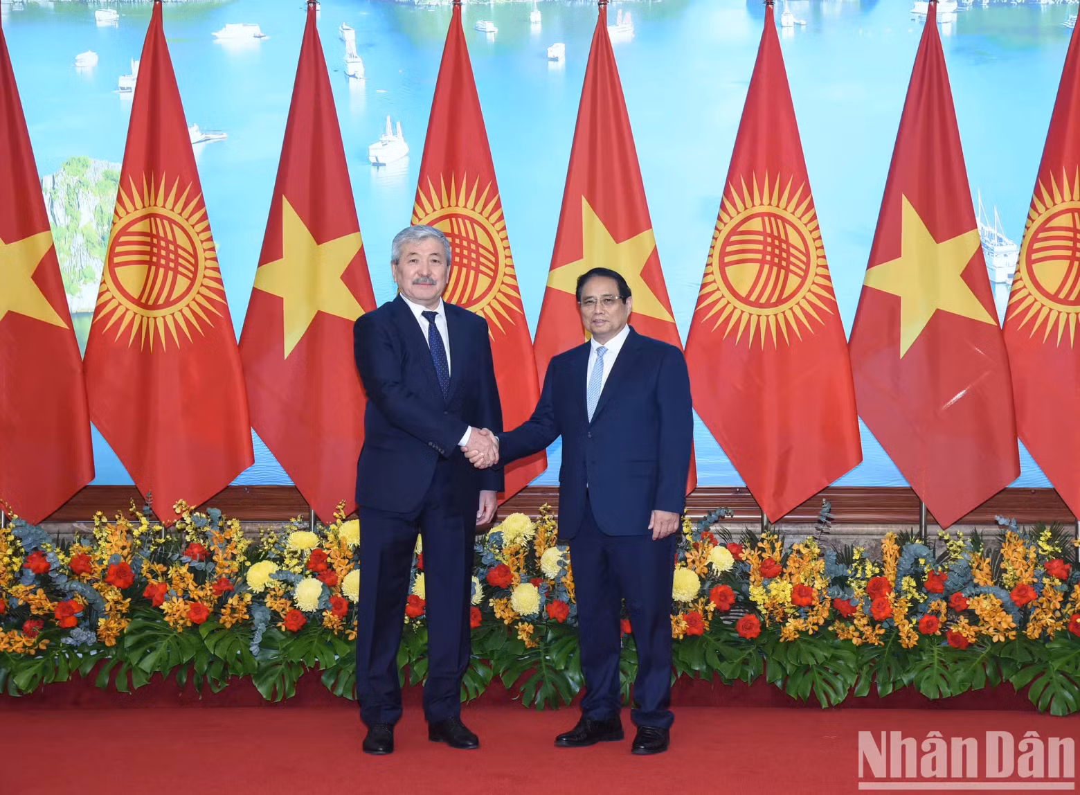 Prime Minister Pham Minh Chinh and his Kyrgyz counterpart Adylbek Kasymaliev.
