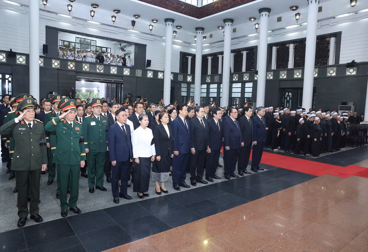 Party General Secretary To Lam, along with incumbent and former leaders of the Party and State, attend the memorial service for former President Tran Duc Luong. (Photo: VNA)