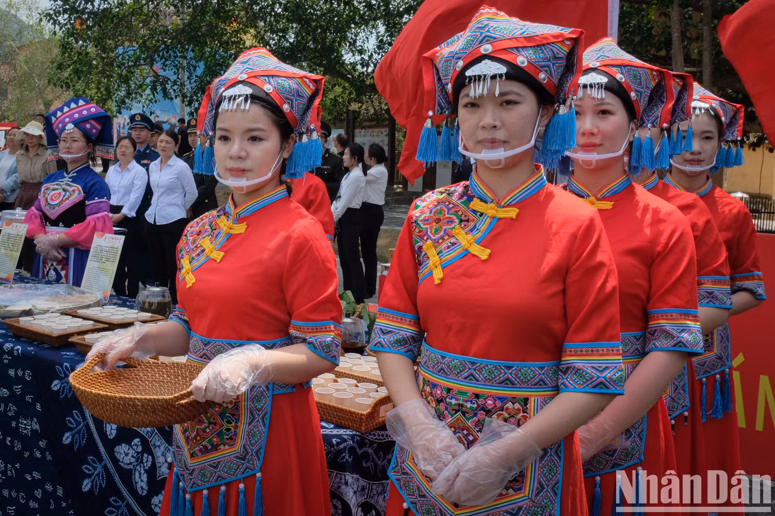 Zhuang ethnic girls in Guangxi, China, introduce local specialties.