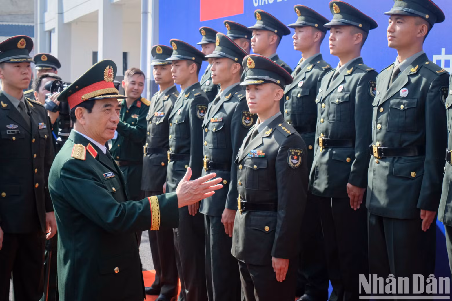 General Phan Van Giang speaks with officers and soldiers of the Chinese Border Guard Company.