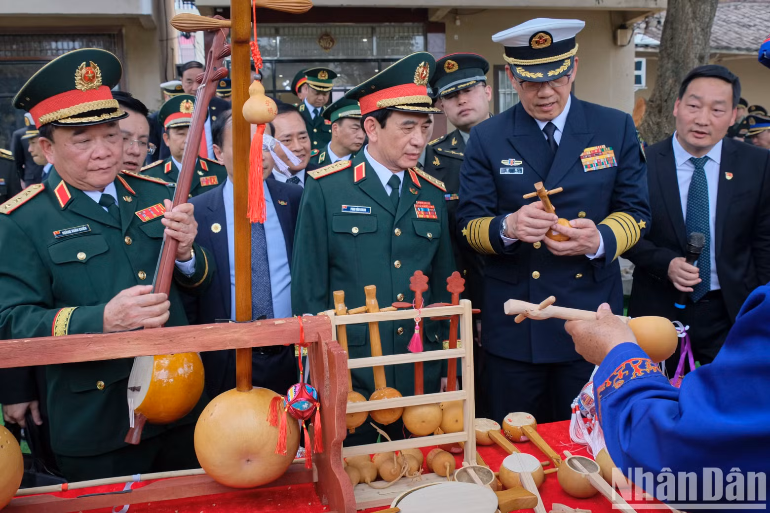 The two ministers admire local handicraft products.