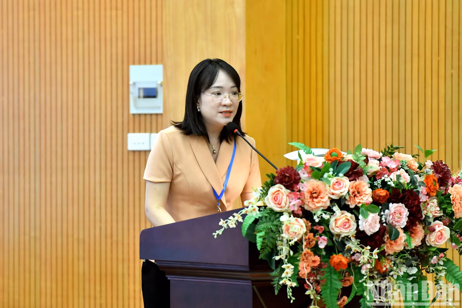 Chairwoman of Hai Ba Trung District Fatherland Front Committee Nguyen Xuan Diep speaks at the meeting.