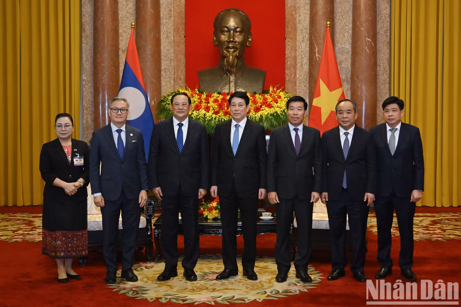 President Luong Cuong, Lao Prime Minister Sonexay Siphandone and other delegates pose for a photo.