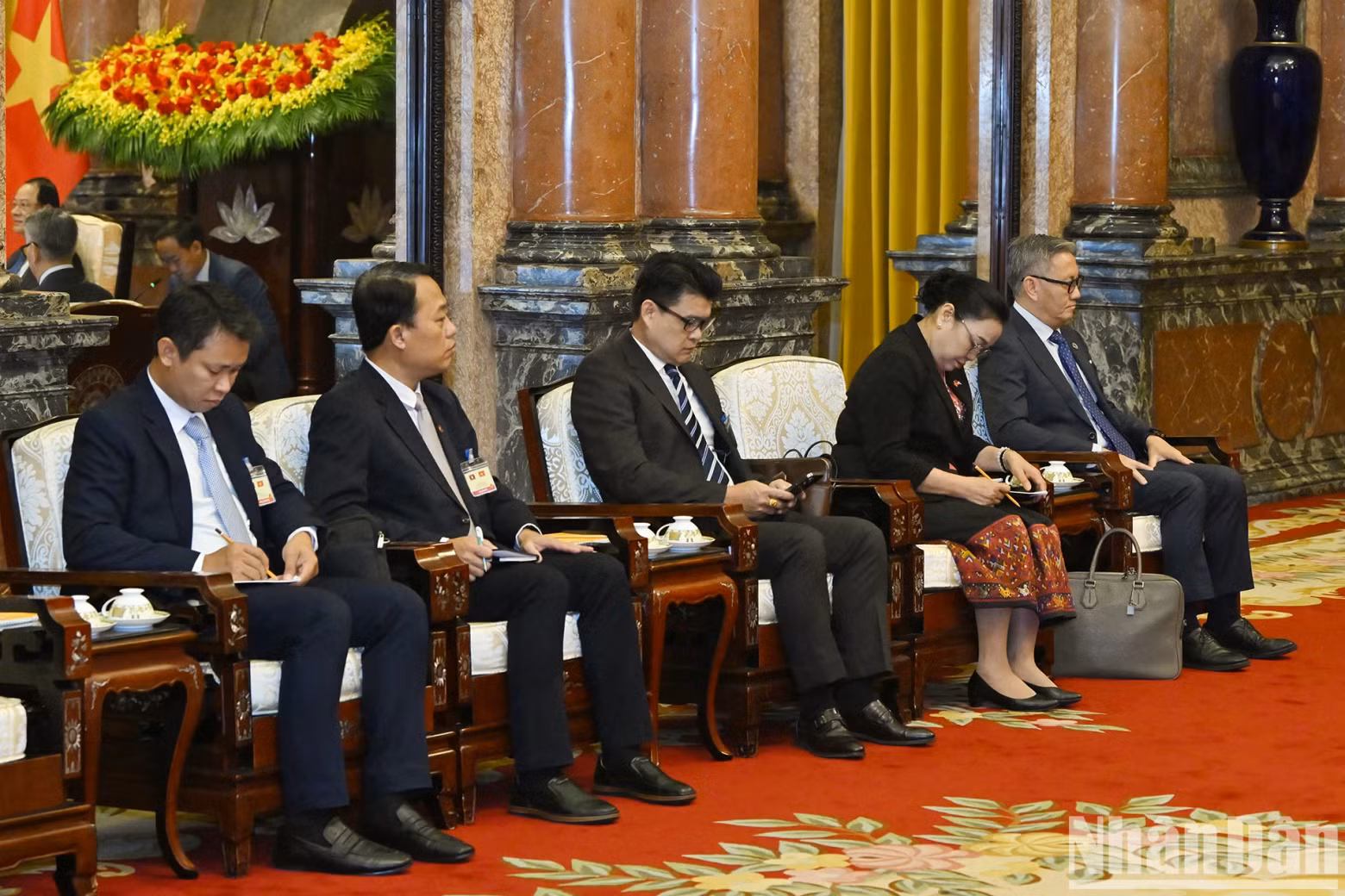 Accompanying delegates of Lao Prime Minister Sonexay Siphandone at the reception.
