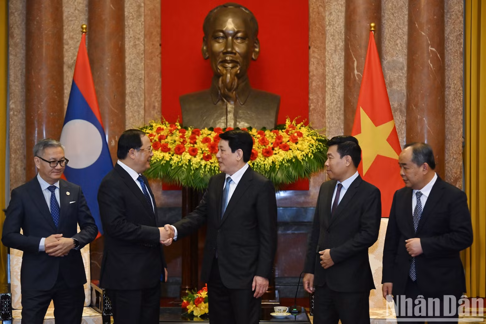 President Luong Cuong talks with Lao Prime Minister Sonexay Siphandone on the sidelines of the reception.