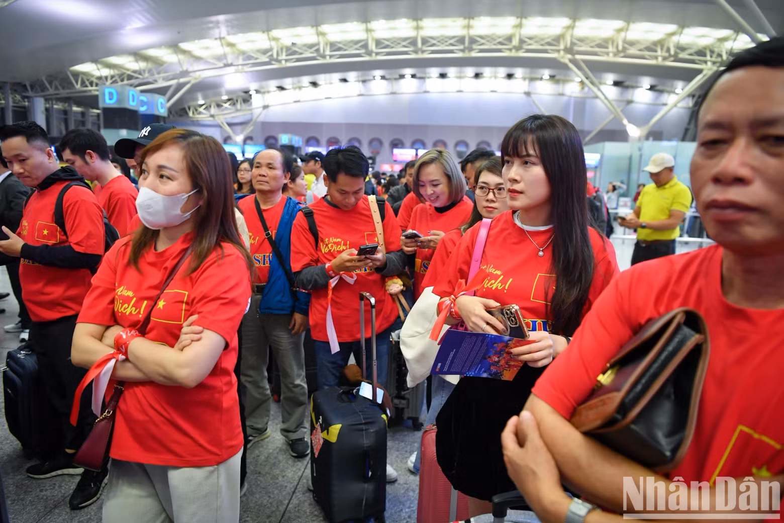 SHB announced they would award 2 billion VND to the Vietnam national football team if they win the ASEAN Cup 2024. SHB announced they would award 2 billion VND to the Vietnam national football team if they win the ASEAN Cup 2024.