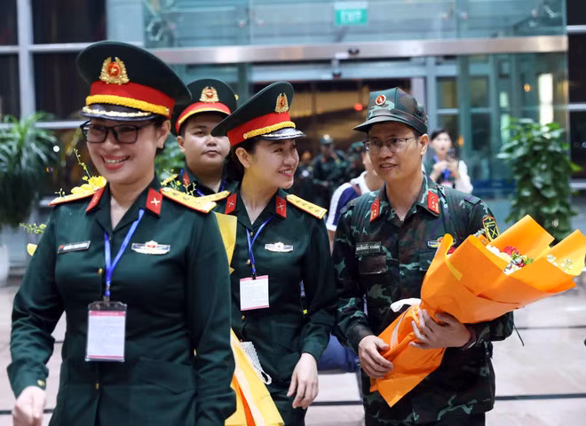 Vietnamese rescuers return home on April 8. (Photo: VNA)
