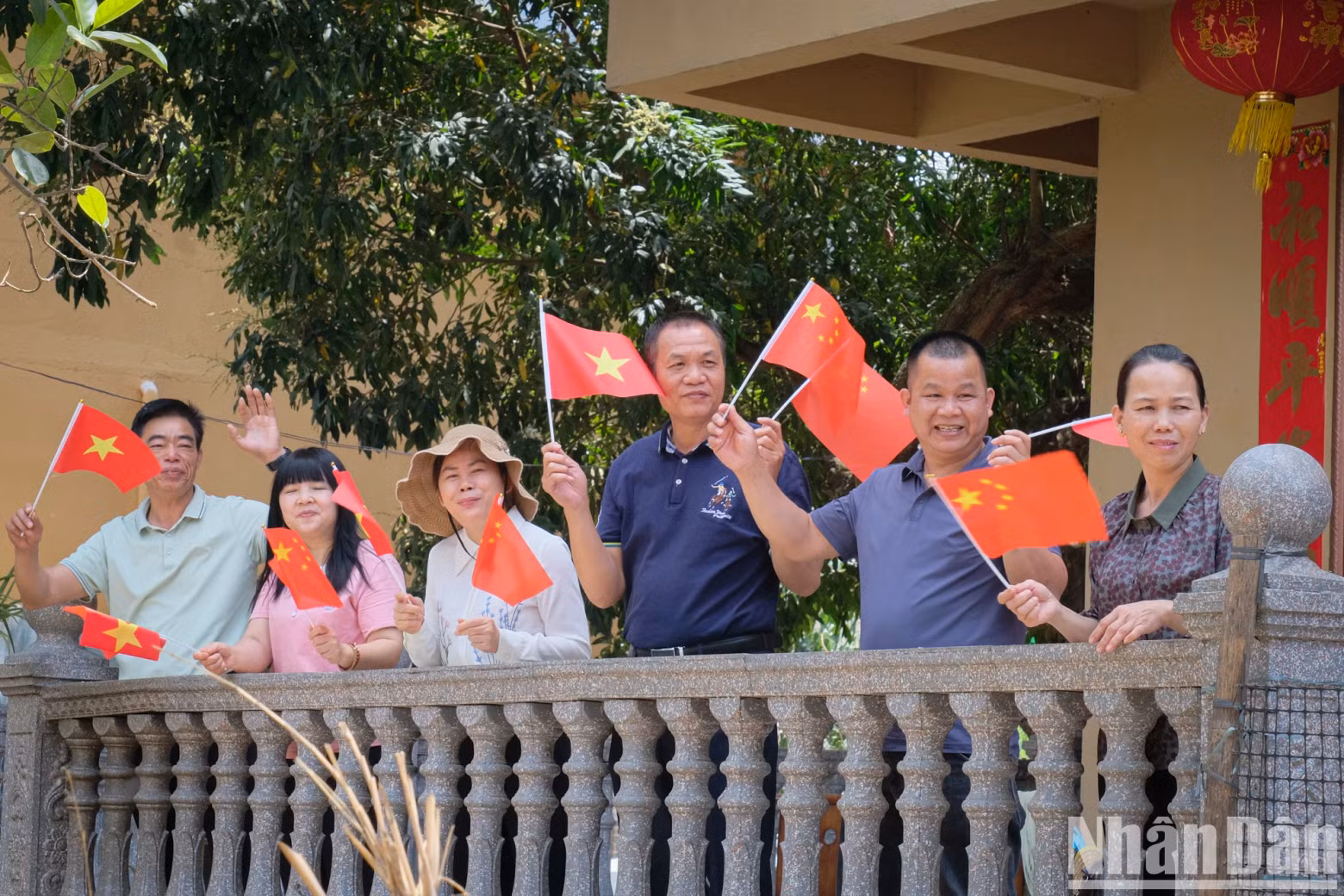 Zhou Lian villagers warmly welcome the delegates.