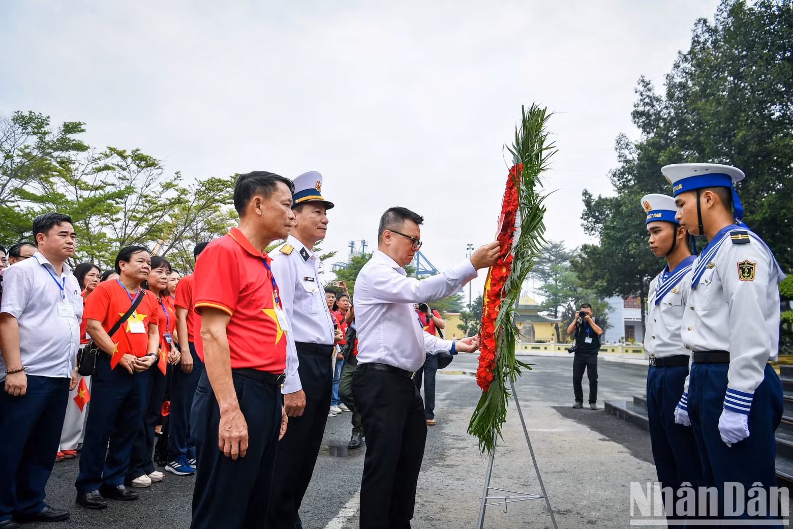 Journalist Le Quoc Minh, Member of the Party Central Committee (PCC), Editor-in-Chief of Nhan Dan Newspaper, Deputy Head of the PCC’s Commission for Communications, and Education and Mass Mobilisation, and Chairman of the Viet Nam Journalists’ Association, offers flowers and incense at the monument.