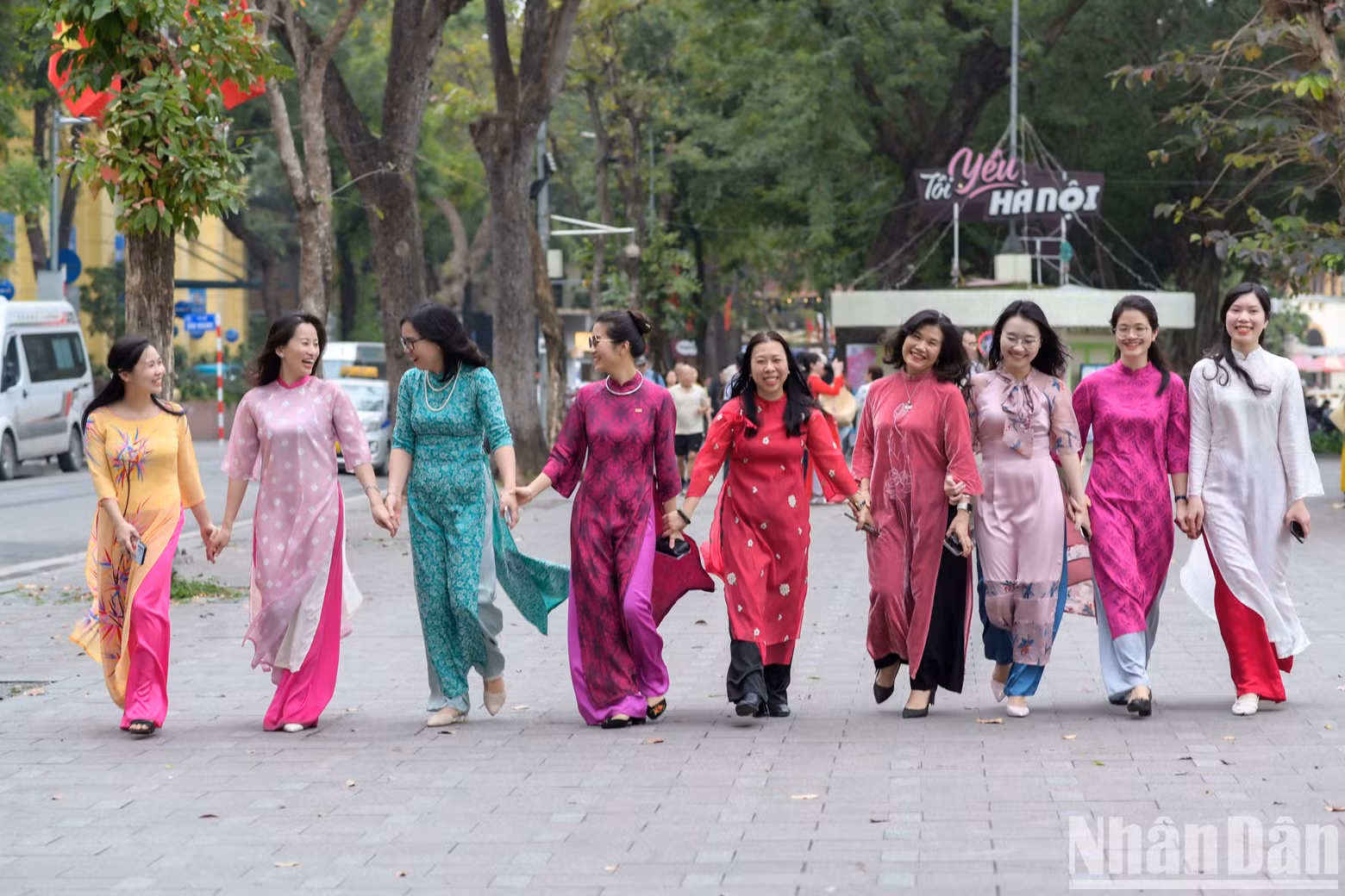 The female reporters of Nhan Dan Online look beautiful in their Ao Dai.