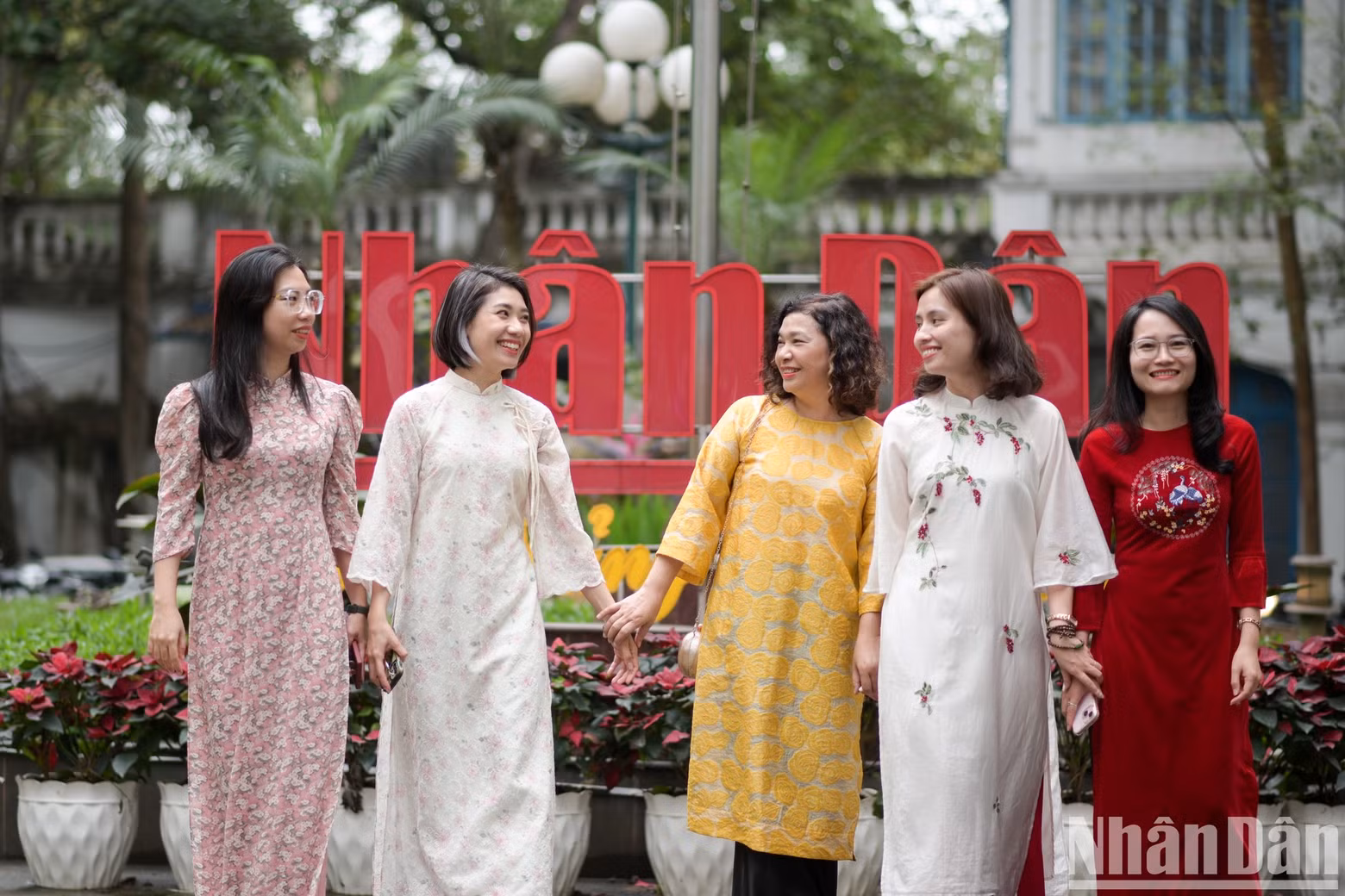 In response to Ao Dai Week, in addition to encouraging members to wear Ao Dai and traditional ethnic attire, the Executive Committee of the Nhan Dan Newspaper Trade Union also organised the photo contest "The Beauty of Nhan Dan Newspaper Women in Ao Dai”.