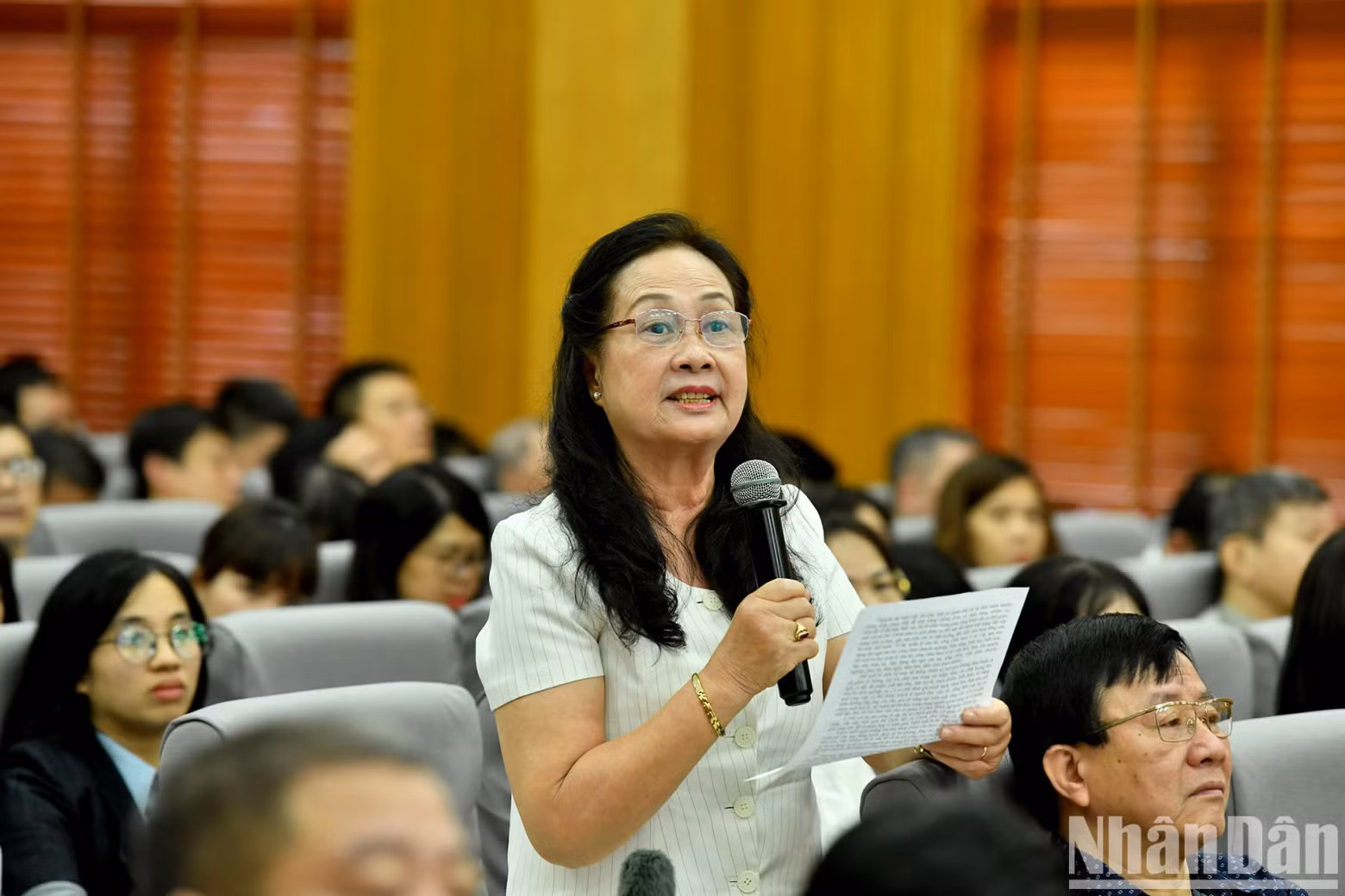 Hanoi voters express their opinions and petitions to the NA deputies.