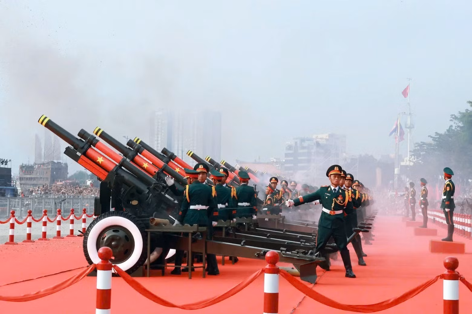 The cannon salute during the national flag-raising marking the 50th anniversary of the Liberation of the South and National Reunification. (Photo: Quang Chau – VNA) The cannon salute during the national flag-raising marking the 50th anniversary of the Liberation of the South and National Reunification. (Photo: Quang Chau – VNA)
