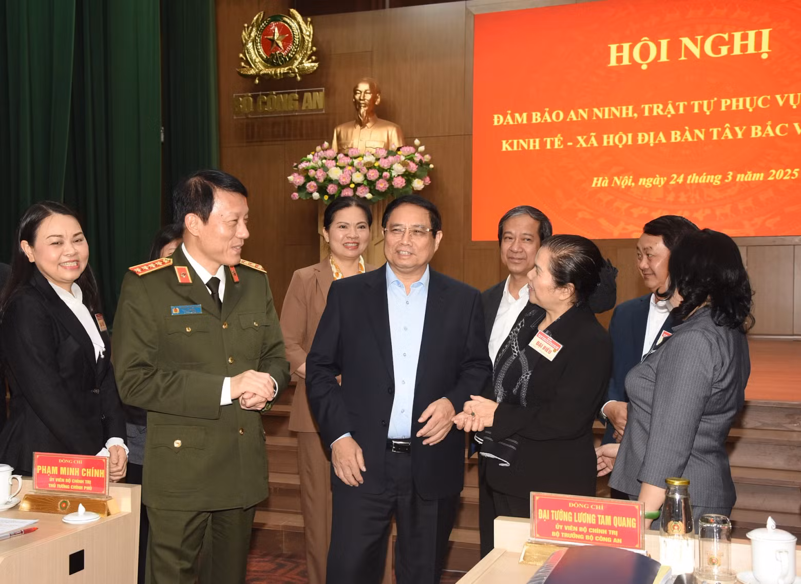 PM Pham Minh Chinh talks with other delegates.