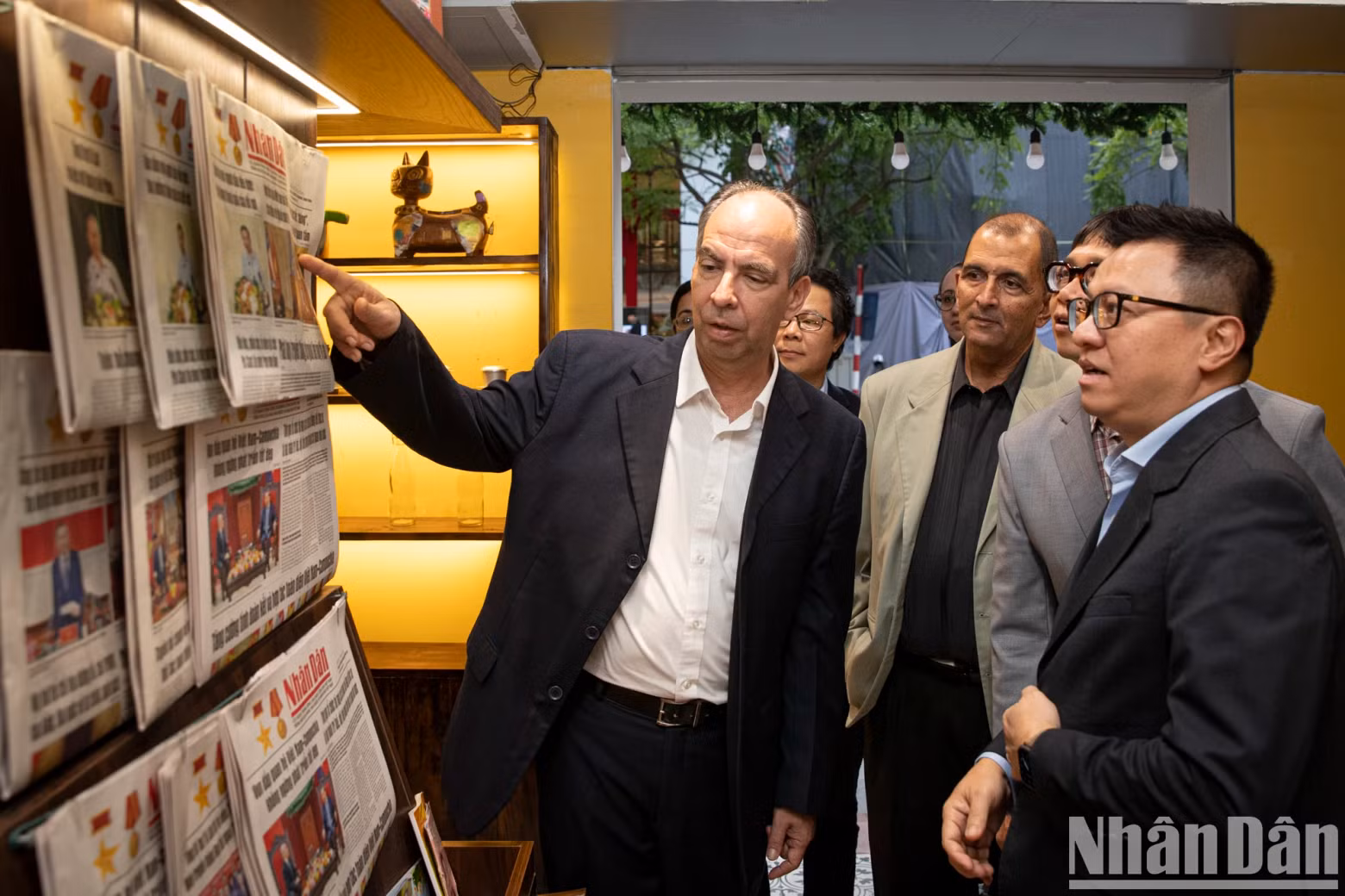 Editor-in-Chief of Nhan Dan Newspaper Le Quoc Minh introduces Ambassador-Designate of the Republic of Cuba to Vietnam Rogelio Polanco Fuentes and other delegates to the space of Nhan Dan Newspaper reading station. Editor-in-Chief of Nhan Dan Newspaper Le Quoc Minh introduces Ambassador-Designate of the Republic of Cuba to Vietnam Rogelio Polanco Fuentes and other delegates to the space of Nhan Dan Newspaper reading station.