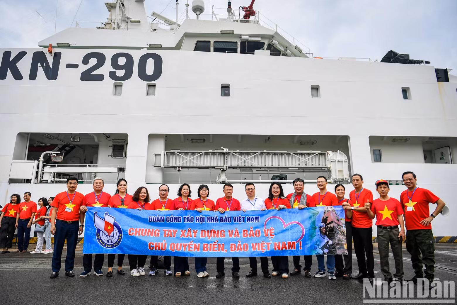 Delegation No. 25, including 100 press leaders and reporters from media outlets and journalists’ associations nationwide, is heading to Truong Sa and the DK1 offshore platform cluster with the message: “Joining hands to build and defend Viet Nam’s sovereignty over seas and islands.”