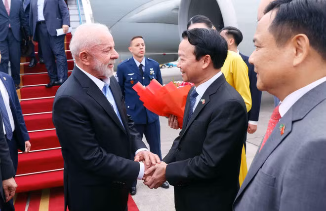 Brazilian President Luiz Inacio Lula da Silva (L) is welcomed at the Noi Bai International Airport by Minister of Agriculture and Environment Do Duc Duy and other officials. (Photo: VNA) Brazilian President Luiz Inacio Lula da Silva (L) is welcomed at the Noi Bai International Airport by Minister of Agriculture and Environment Do Duc Duy and other officials. (Photo: VNA)