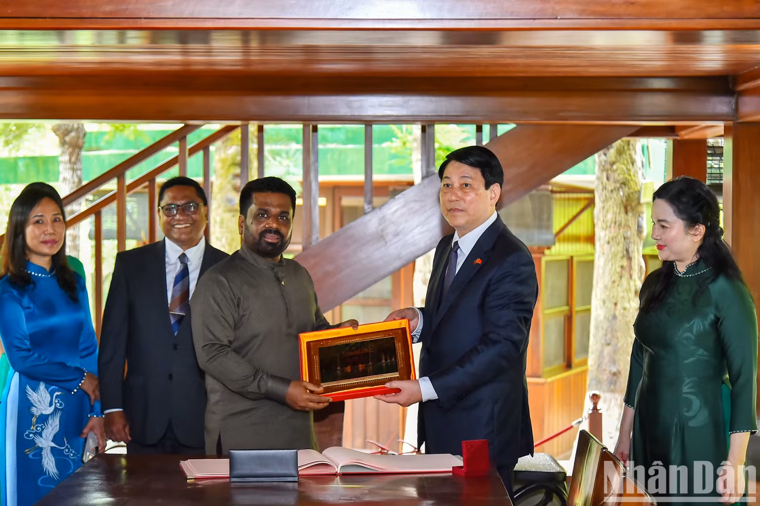 President Luong Cuong also offers a souvenir gift to the Sri Lankan President at the house on stilt.
