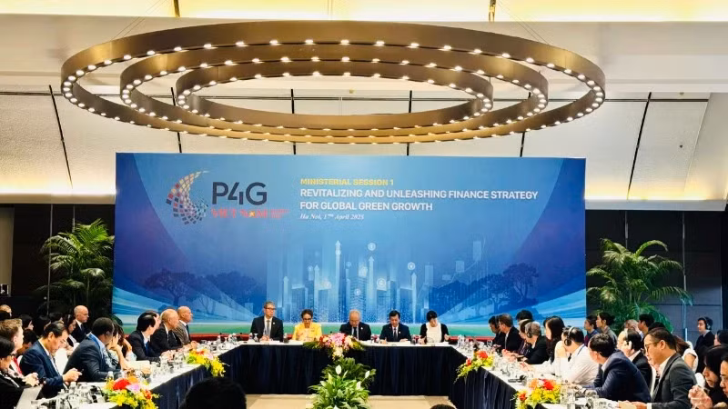 At the discussion on "Revitalising and Unleasing Finance Strategy for Global Green Growth". (Photo: NDO)