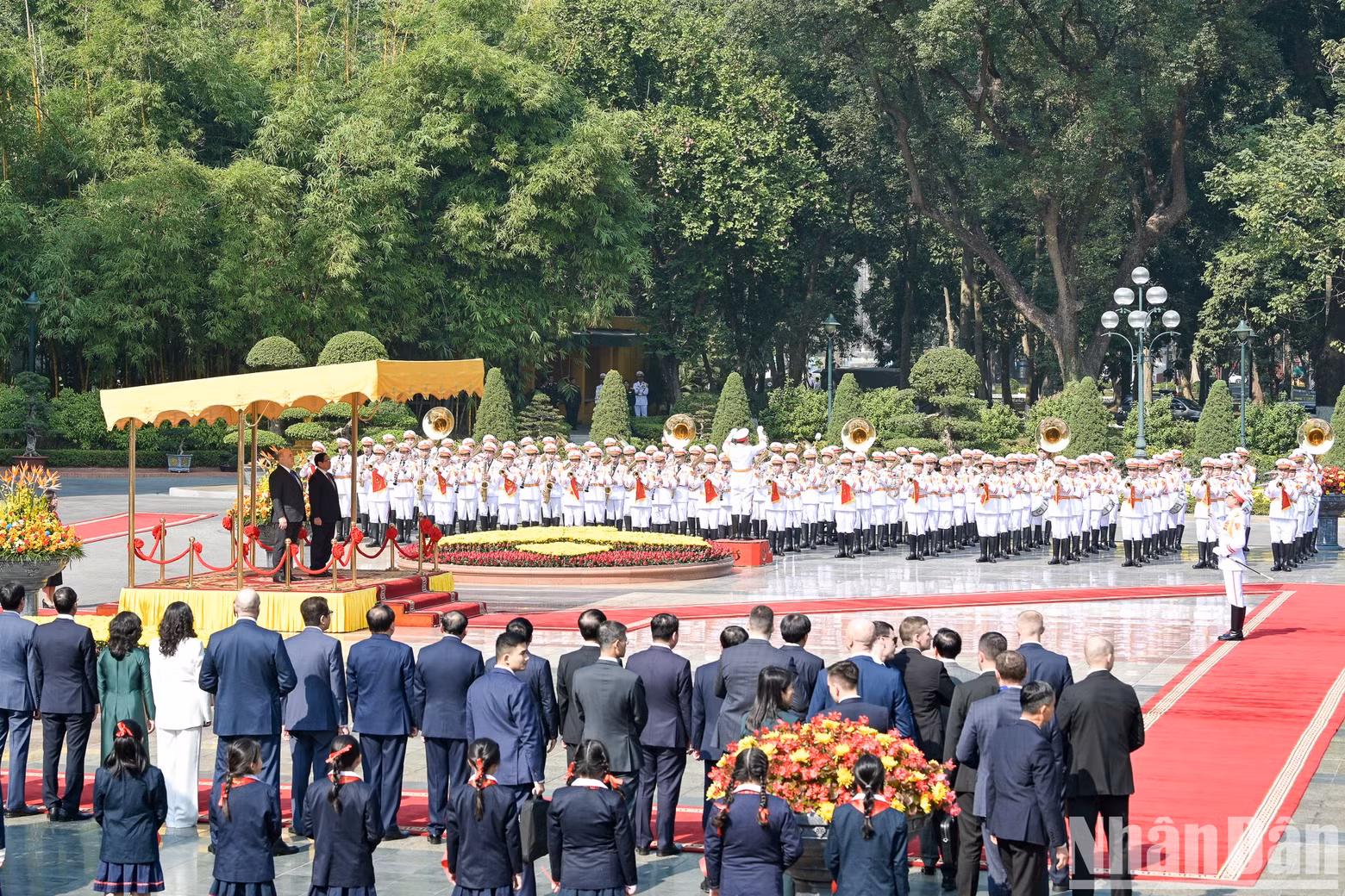 Prime Minister Pham Minh Chinh and his Russian counterpart Mikhail Vladimirovich Mishustin stand on the podium to listen to the national anthems of both countries.