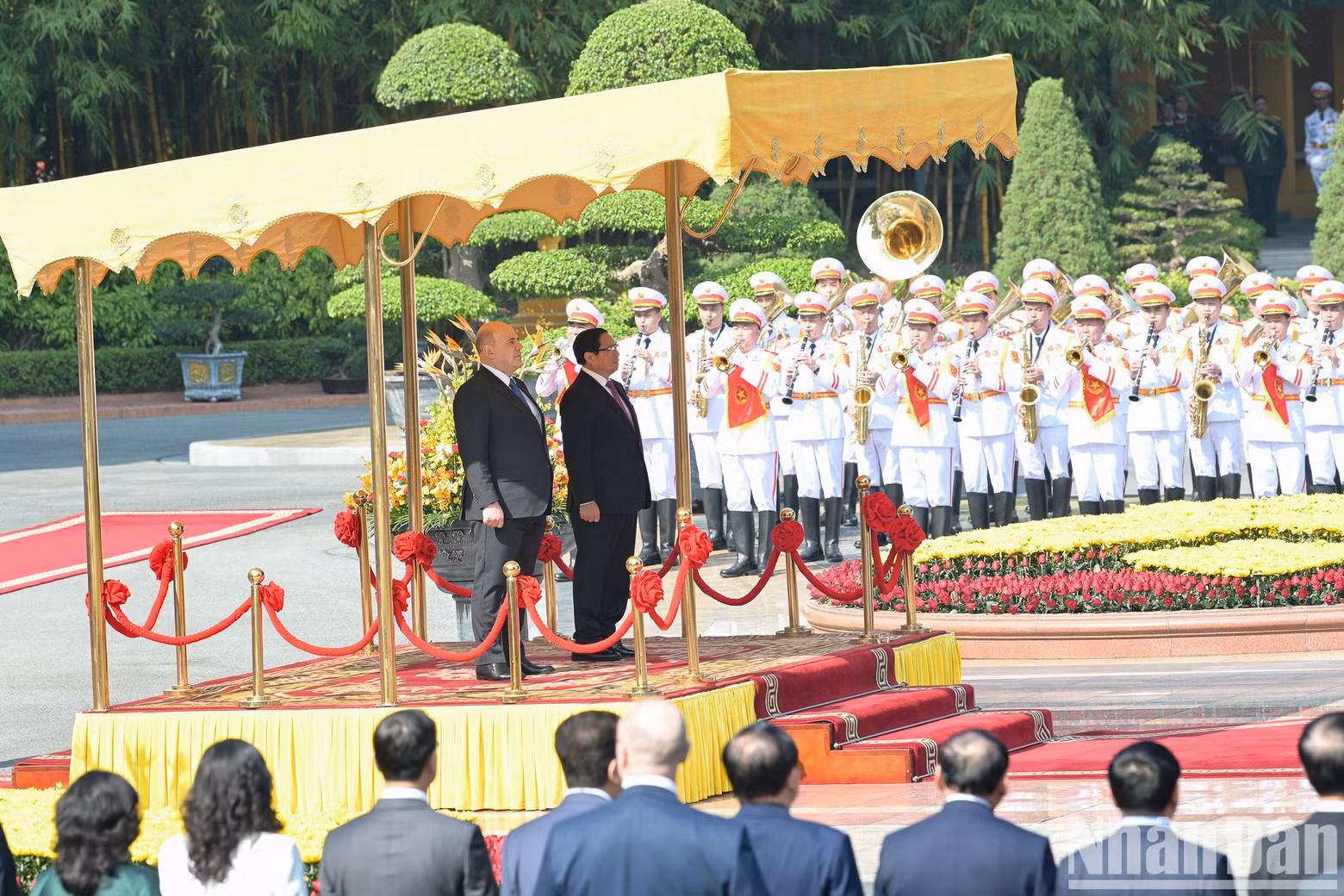 Prime Minister Pham Minh Chinh and his Russian counterpart Mikhail Vladimirovich Mishustin stand on the podium to listen to the national anthems of both countries.