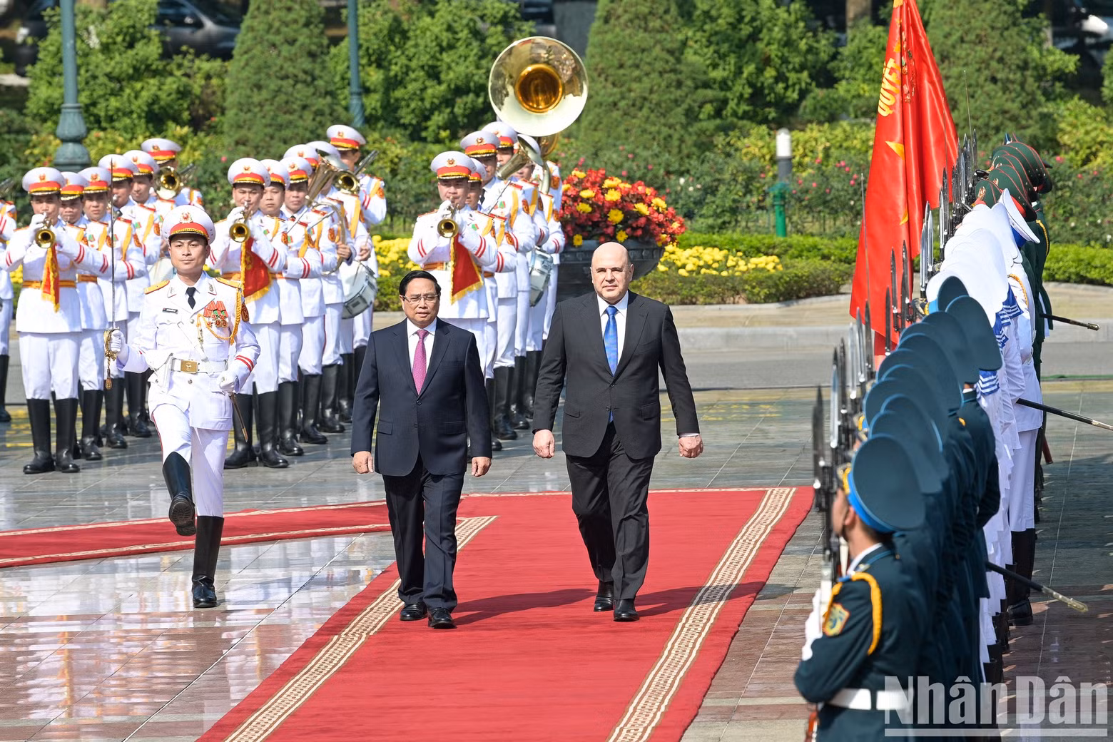 The two Prime Ministers review the honour guard of the Vietnam People's Army.