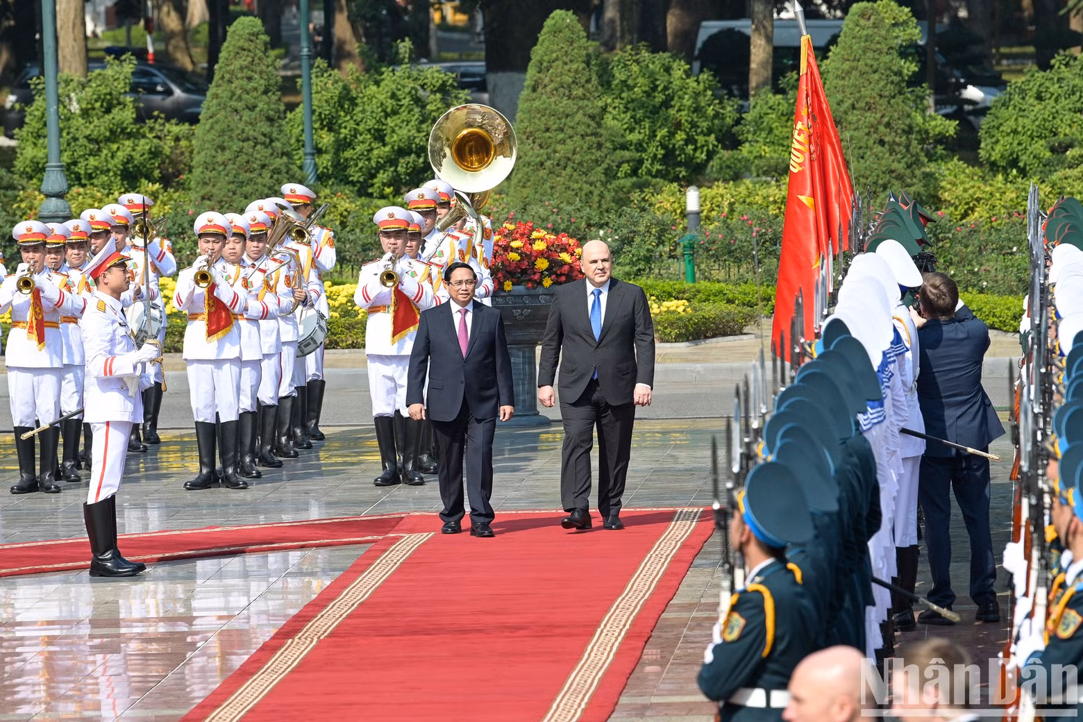 The two Prime Ministers review the honour guard of the Vietnam People's Army at the welcome ceremony.