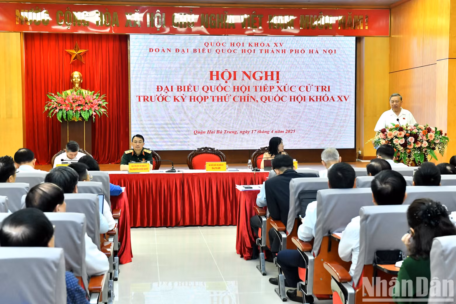 An overview of the meeting with voters in Hanoi.