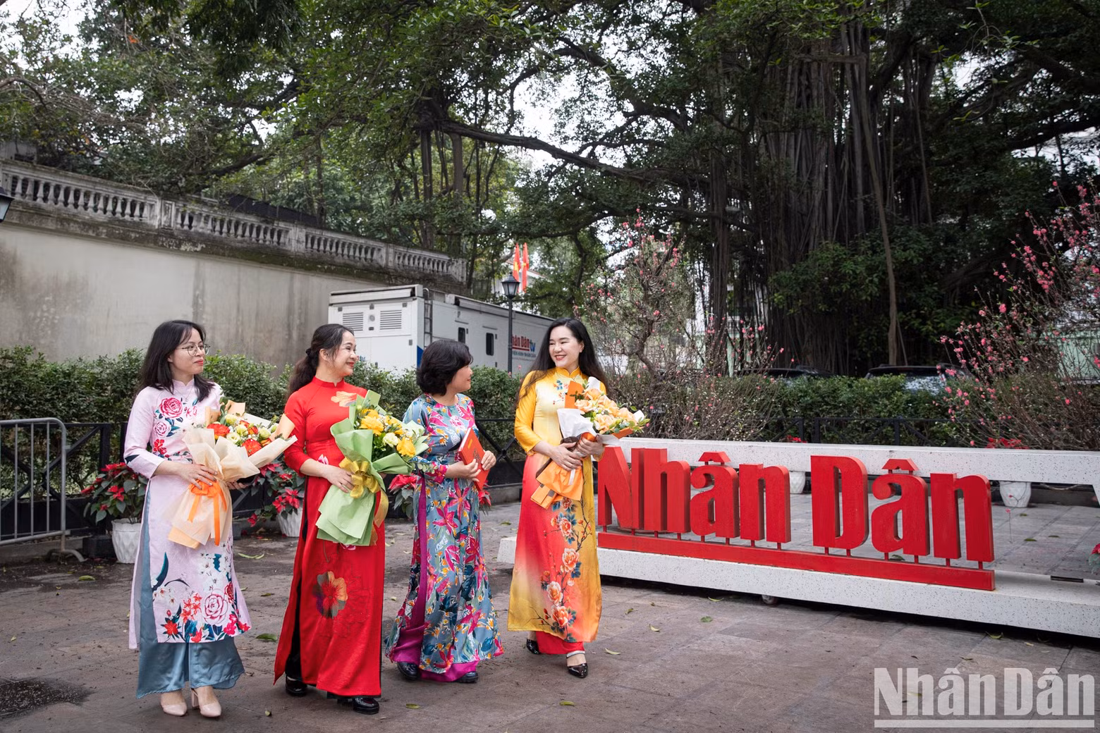 In the first week of March, at the headquarters of Nhan Dan Newspaper, female staff and journalists gracefully donned vibrant Ao Dai.