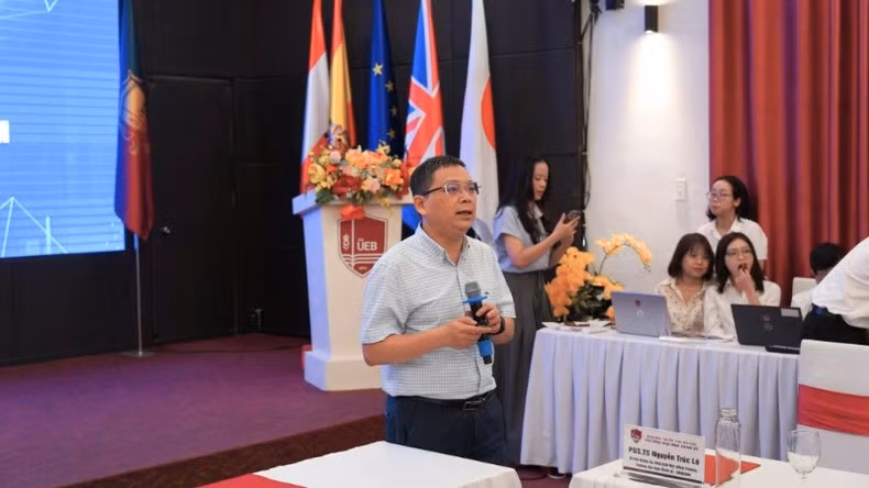 Assoc. Prof. Dr. Phan Chi Anh, Director of the Business Administration Institute, University of Economics, speaks at the event.