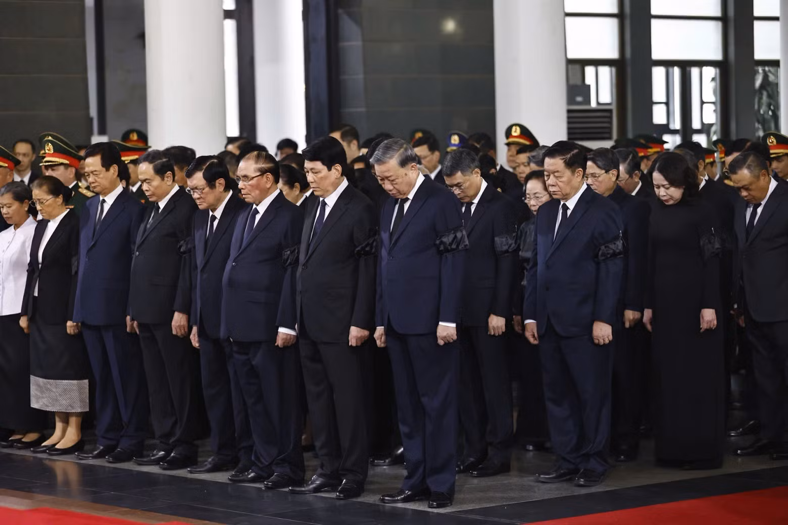General Secretary To Lam and incumbent and former leaders of the Party and State observe a moment of silence in remembrance of former President Tran Duc Luong. (Photo: VNA)