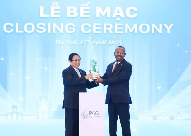 PM Pham Minh Chinh (L) and Ethiopian PM Abiy Ahmed Ali at the handover of the role of hosting the fifth P4G Summit (Photo; VNA)